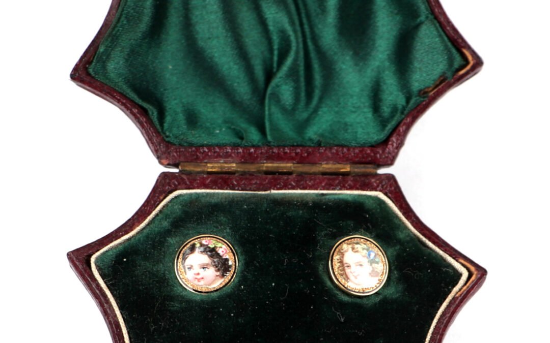French 18ct gold and enamel miniature portrait shirt studs, in a fitted case
